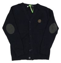 Tmavomodrý propínací svetr s nášivkou