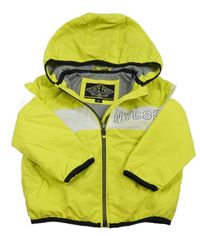 Neónovo-žlto-biela šušťáková jesenná bunda s nápisom a kapucňou C&A