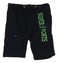 Tmavomodré teplákové kraťasy s nápismi