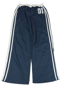 Tmavomodré sportovní tepláky s číslem 