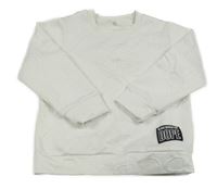 Biela mikina s písmenky a nášivkou