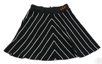 Čierno-biela pruhovaná kolová sukňa