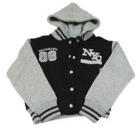 Černo-šedá baseballová crop teplá mikina s písmenky a číslem a pruhy a kapucí A2Z 4Kids