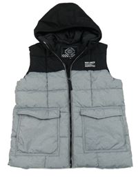 Černo-šedá šusťáková zateplená vesta s nášivkou a kapucí 