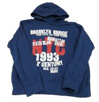 Tmavomodrá mikina s nápisy a kapucí 