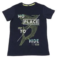 Tmavomodré tričko so žralokom Y.F.K.