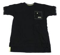 Černé tričko s kapsou a nápisy a čísly PRIMARK