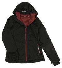 Čierna softshellová bunda s nášivkou a kapucňou crivit