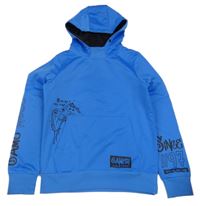 Modrá sportovní mikina s nápisy a ovladačem a kapucí 