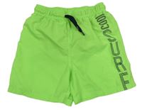 Neónově zelené plážové kraťasy s nápisom Yigga