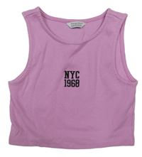 Lila rebrovaný crop top s nápisom Primark