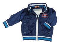 Tmavomodrá šušťáková jarná bunda s nášivkou a ukrývací kapucňou