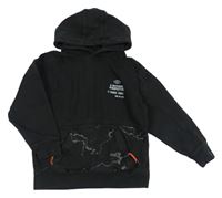 Černo-army mikina s nápismi a vreckom a kapucňou zn. PRIMARK