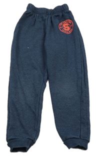 Tmavomodré tepláky s nápisem 