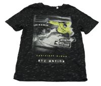 Čierne melírované tričko s chlapcem a nápismi C&A