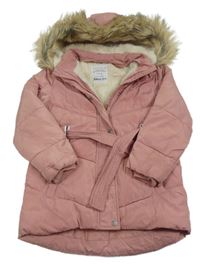 Růžový prošívaný šusťákový zimní kabát s odepínací kapucí s kožešinou a páskem PRIMARK
