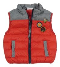 Červeno-sivá šušťáková zateplená vesta s nášivkami