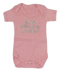 Ružové body s nápisom