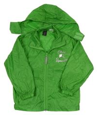 Zelená šušťáková vetrovka s nápisom a kapucňou