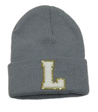 Sivá čapica s písmenem