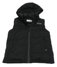 Černá šusťáková zateplená vesta s nápisem a kapucí Reserved