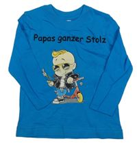 Modré tričko s klukem a nápisom