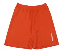 Červené športové kraťasy s nápisom