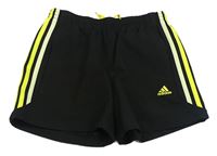 Černé sportovní kraťasy se žlutými pruhy a logem Adidas