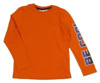 Oranžové triko s nápisem na rukávu