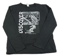 Černé mikinotriko s horami a snowboardistou a nápismi YIGGA