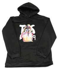 Čierna mikina s potlačou a kapucňou