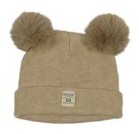 Béžová čepice s bambulemi a nášivkou