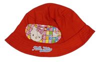 Červený klobouk s Hello Kitty