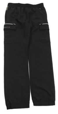 Černé šusťákové outdoorové kalhoty s kapsami 