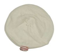 Biely pletený baretka s kvietkom a růžovým lemem