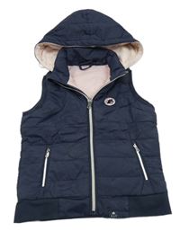 Tmavomodrá šusťáková zateplená vesta s kapucí