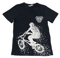 Tmavomodré tričko s cyklistou a znakem H&M