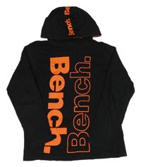 Čierne tričko s logy a kapucňou Bench.