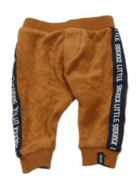 Hnedé rebrované zamatové tepláky s pruhom s nápismi