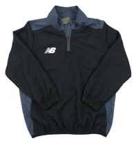 Čierno-tmavosivá šušťáková športová funkčná bunda s logom New Balance