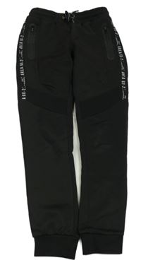 Čierne športové thermo tepláky s nápisom Chapter young