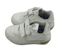 Bílé koženkové boty s logem Nike vel.27