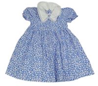 SVětlemodro-tmavomodro-biele kvetované šaty s bielým čipkovým golierikom