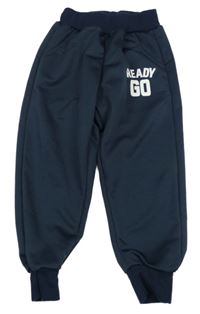 Tmavomodré tepláky s nápisem 