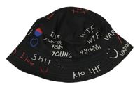 Čierny klobúk s farebnymi nápisy