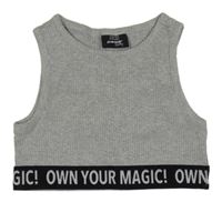 Sivý rebrovaný crop top s nápisy na lemu Page one young