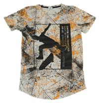 Sivo-čierno-oranžové vzorované tričko so skateboardistou Chapter Young
