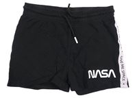 Černé teplákové kraťasy s nápisy a pruhem - NASA