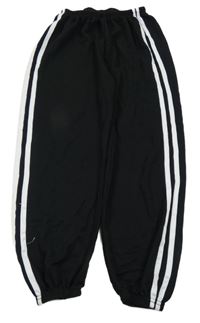 Čierne slabé tepláky s bielymi pruhmi