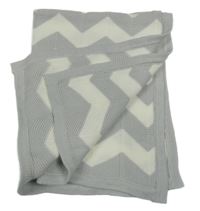 Šedo-bílá vzorovaná pletená deka 